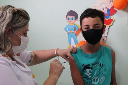 O estudante João Vitor Ferreira de Quadros, 11 anos, foi a primeira criança a receber dose da vacina contra o coronavírus
