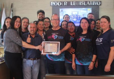 Vereador Baixinho fez a entrega da homenagem para as duas Secretarias do município