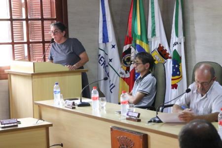Secretária Municipal de Educação, Adriana Delabary, respondeu aos questionamentos dos vereadores durante sessão especial no Legislativo