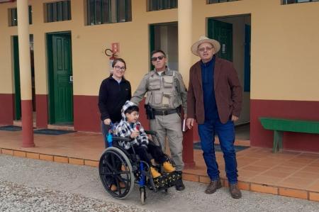 Acompanhado do Sargento Amauri, prefeito está visitando as escolas do município