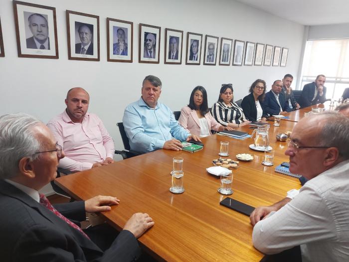 Prefeito Campani em reunião em Montevidéu