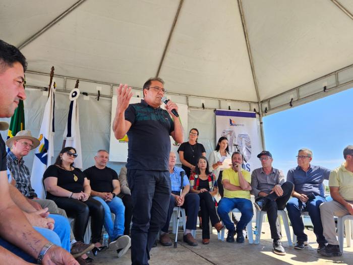 Secretário de Administração, Valdinei Roque discursa na inauguração da ponte