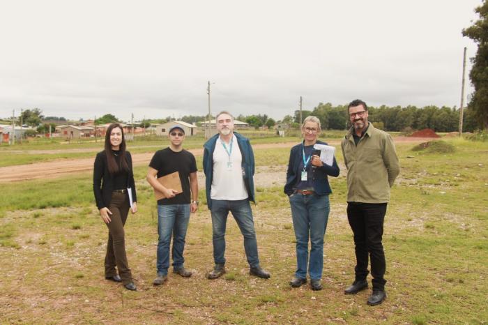 Representantes da CAIXA juntamente com o setor de projetos da Secretaria de Administração no terreno onde será erguido o residencial