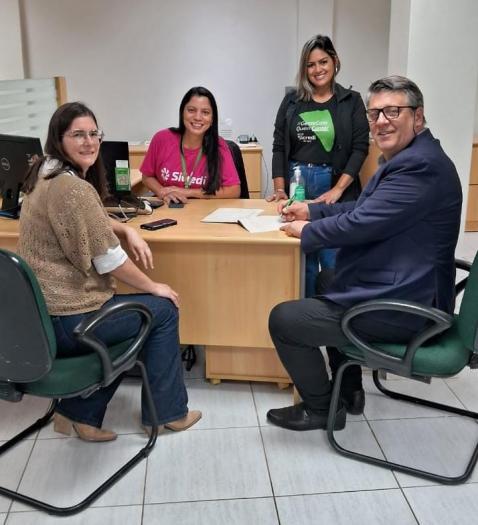 Prefeito Campani e Secretária de Finanças, Lídia Munhóz, na agência do Sicredi, em Hulha Negra