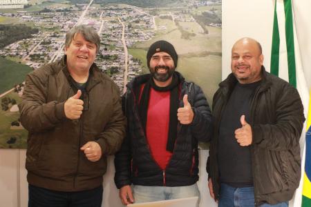 Prefeito recebeu Elton no gabinete, juntamente com o Vice-Prefeito, André Bexiga