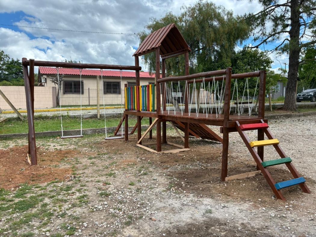 Playground de madeira tratada instalado