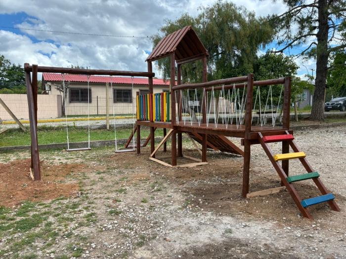 Playground de madeira tratada instalado
