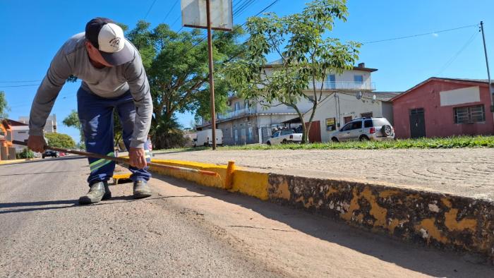 Avenida Getúlio Vargas recebendo retoques na pintura